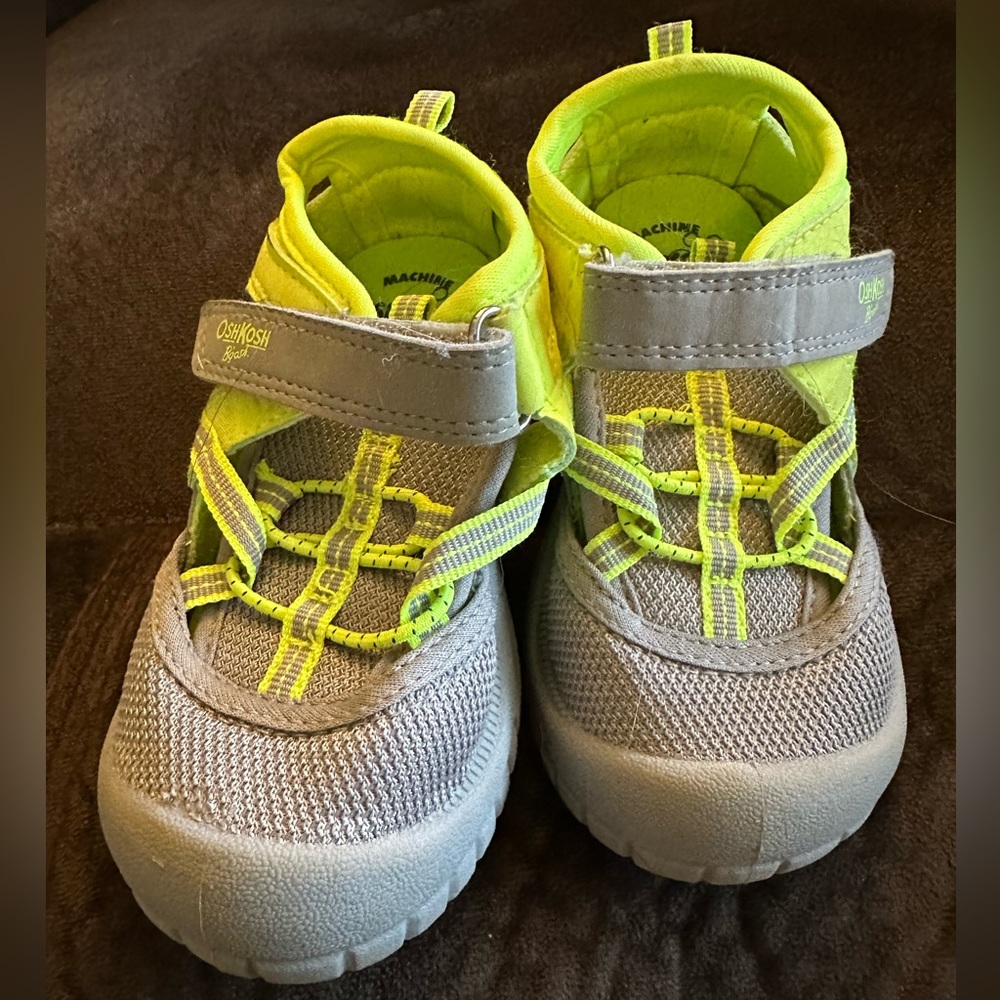 OshKosh Sandals - toddler boy size 7.